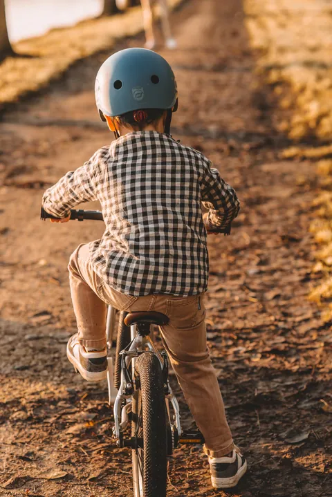 Jongetje op zijn loopfiets in het bos