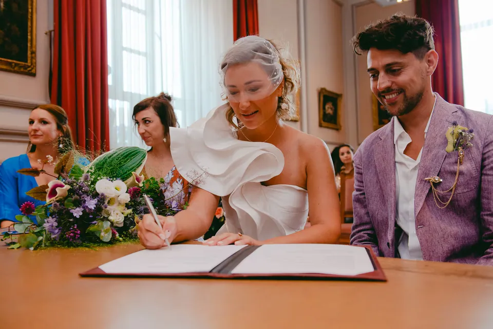 Bruid en bruidegom ondertekenen hun huwelijksakte