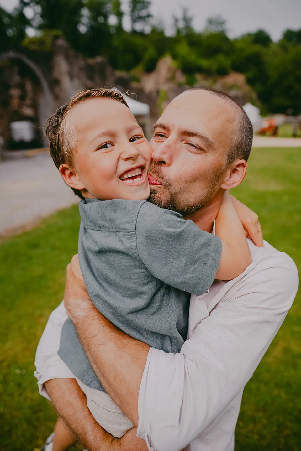 Papa geeft zijn lachende zoon een dikke kus